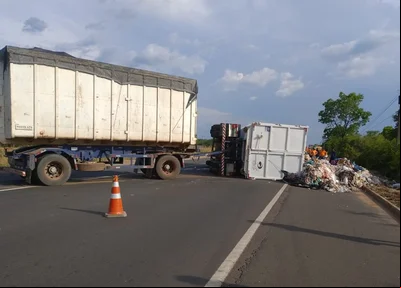 Caminhão tombou na BR 316