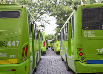 Ônibus pararam na Praça Saraiva e na Praça da Bandeira