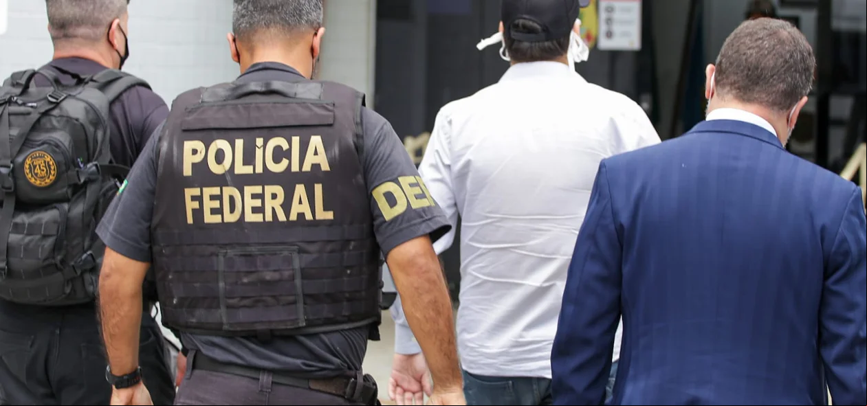 Advogado na sede da Polícia Federal