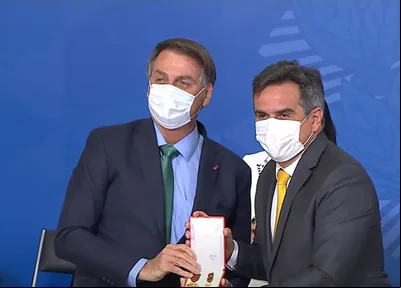 Bolsonaro entrega medalha a Ciro Nogueira
