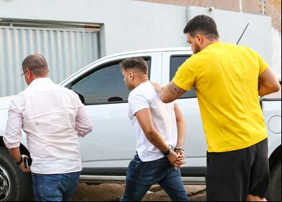 Max Kellysson sendo conduzido