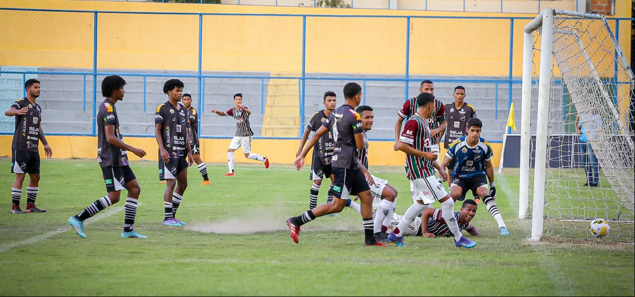 Momento em que Fagner marca seu segundo gol na partida