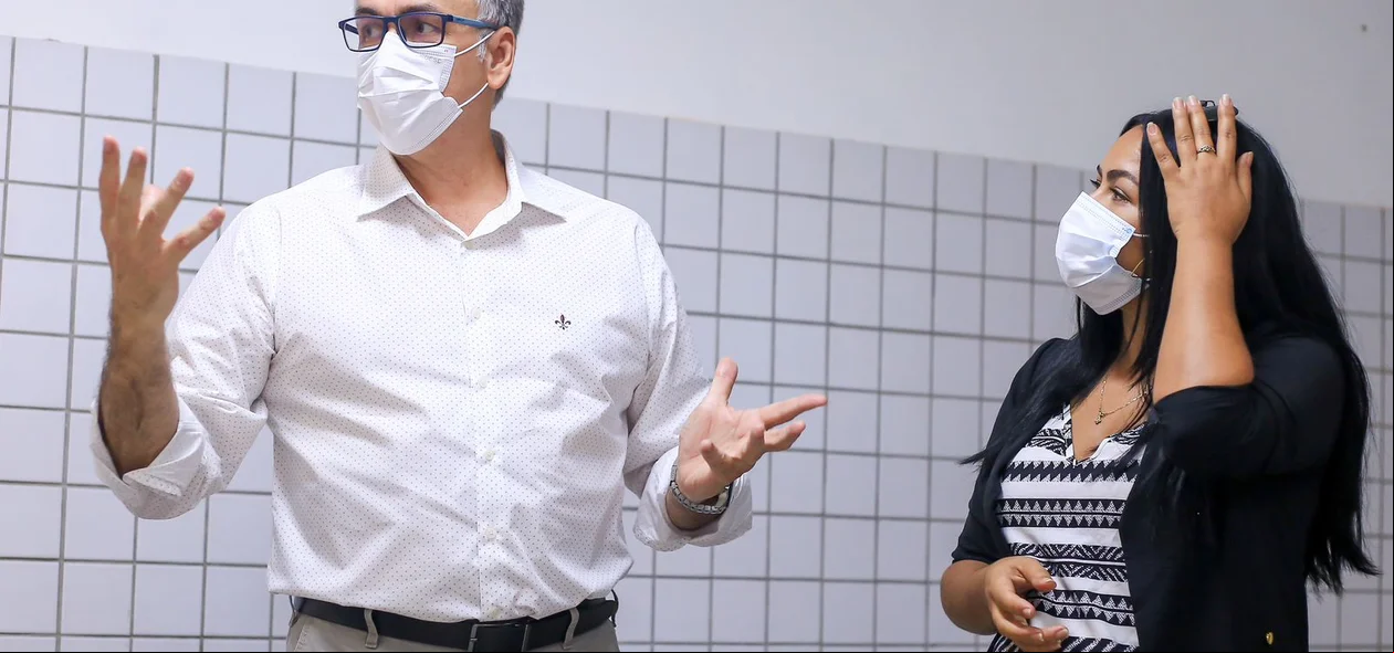 Cosme Cesário, juntamente com a secretária de Turismo de Luís Correia