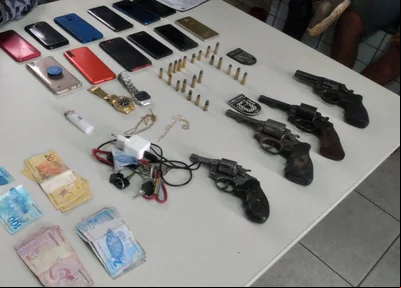 Armas e celulares apreendidos pela Força Tática da PM