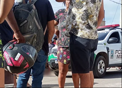 Equipes da PM de Parnaíba no local da ocorrência ao redor de curiosos