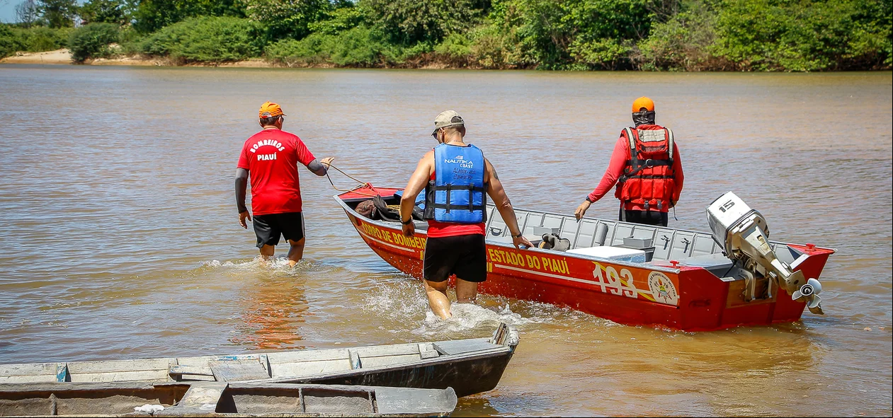 Bombeiros fazem buscas no Rio Parnaíba