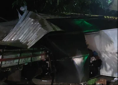 Caminhão invade canteiro e atinge motocicleta em estabelecimento na Marechal Castelo Branco