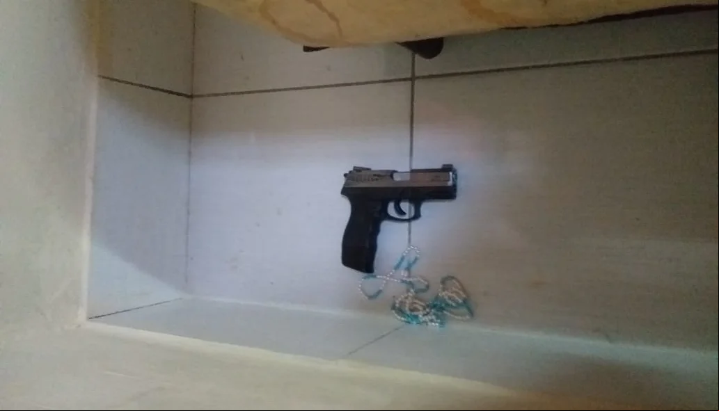 Pistola encontrada com os faccionados