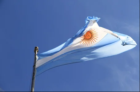 Votação para candidatos à presidência da Argentina acontece neste domingo (13)