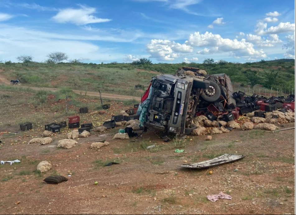 Veículo ficou totalmente destruído