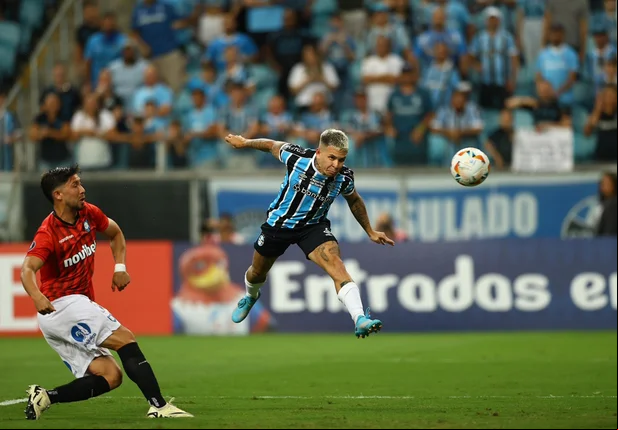 Soteldo tenta cabeçear durante o jogo