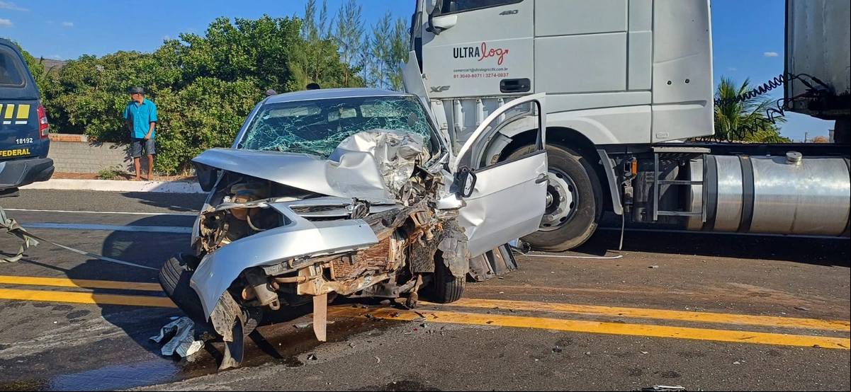 Carro pequeno colidiu contra carreta em Dom Expedito Lopes