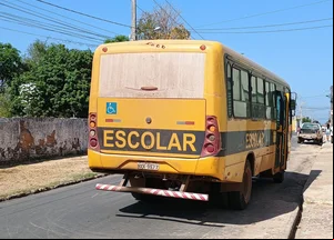 Ônibus escolar envolvido no acidente