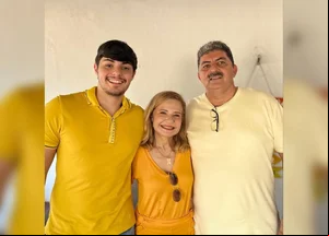 Prefeita junto de seu marido e filho