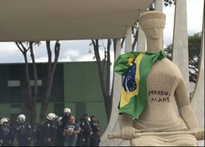 "Perdeu, mané" na estátua da Justiça, localizada no STF