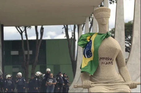 "Perdeu, mané" na estátua da Justiça, localizada no STF