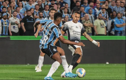 Duelo de bola entre jogadores do Grêmio e Corinthians