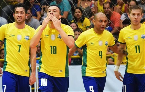 Fernandinho ao lado de jogadores da Seleção Brasileira de Futsal
