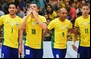 Fernandinho ao lado de jogadores da Seleção Brasileira de Futsal