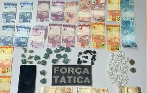Foram encontrados com o suspeito 60 invólucros com substância análoga ao crac