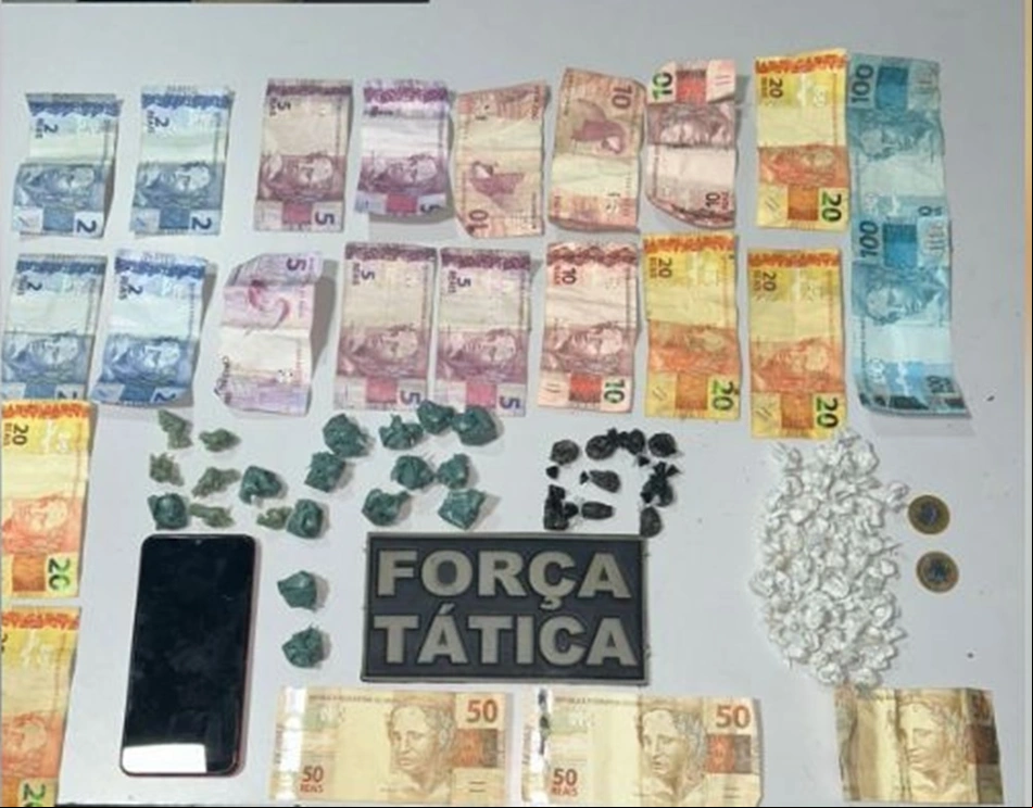 Foram encontrados com o suspeito 60 invólucros com substância análoga ao crac