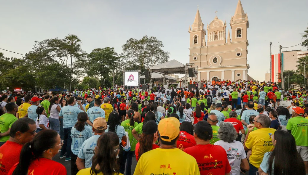 Multidão se reúne na Caminhada da Fraternidade