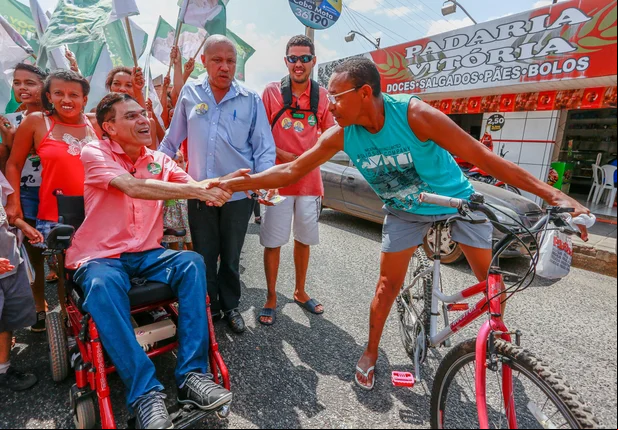 Amadeu participa de caminhada no bairro Mocambinho