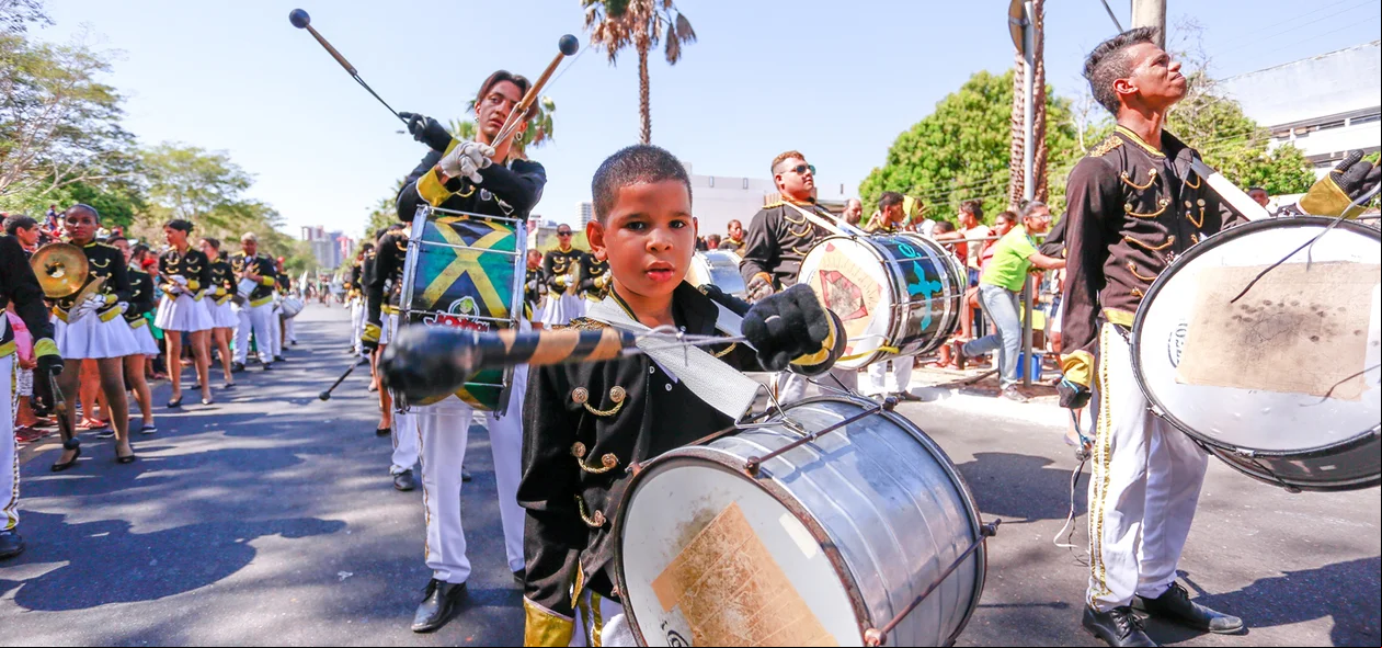 Criança tocando instrumnento musical