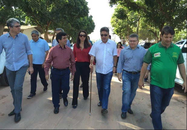 Mádison e Margarete visitam obras no Parque de Exposições Dirceu Arcoverde