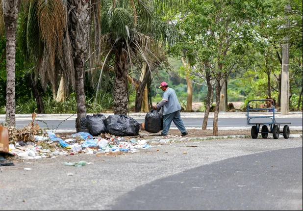 Moradores denunciam lixão no Centro istrativo