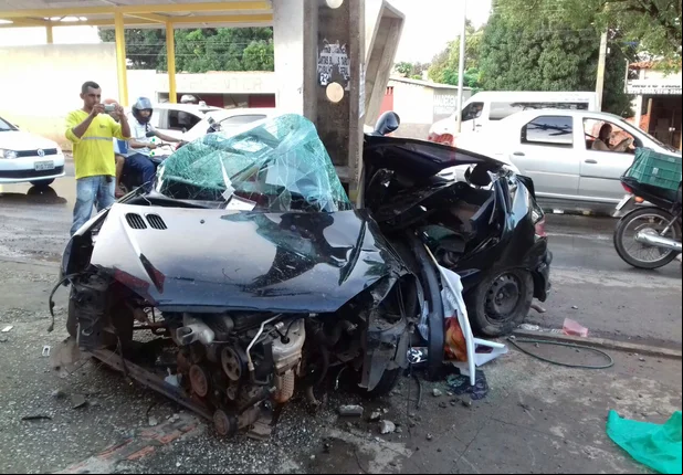 Três pessoas ficam presas às ferragens em acidente em Teresina