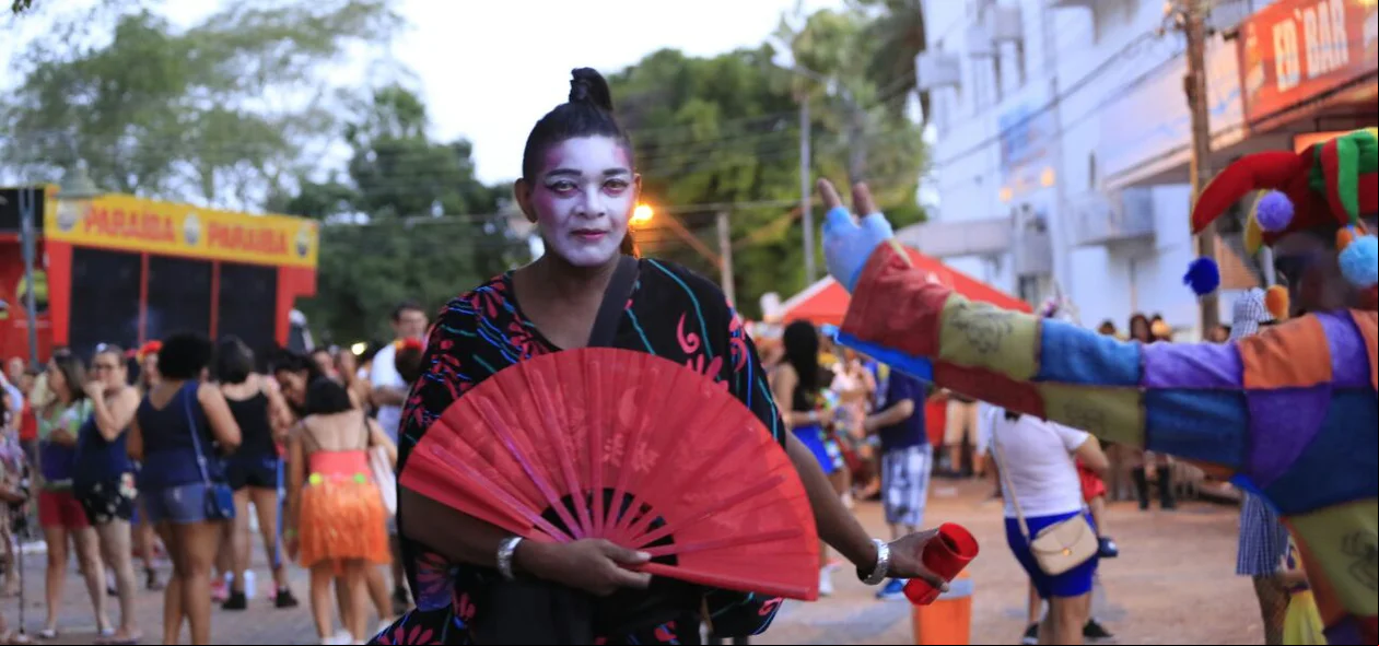 Homem fantasiado no bloco Sanatório Geral em Teresina