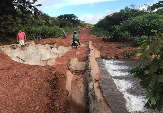 Recuperação de desvio na BR-222 no Riacho do Aposento