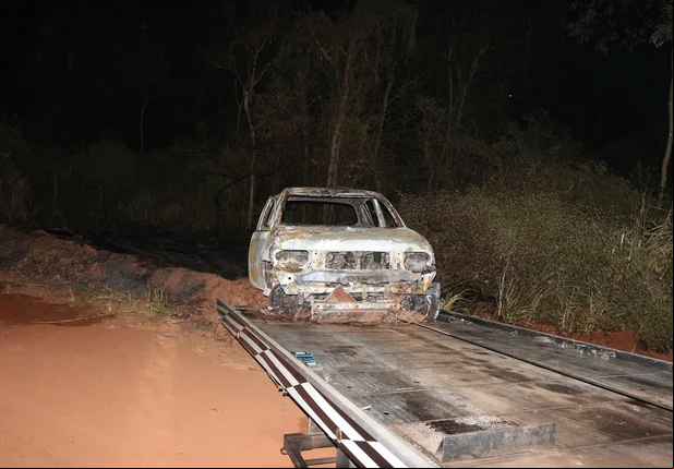 L200 pega fogo após acidente próximo ao Rodoanel de Teresina