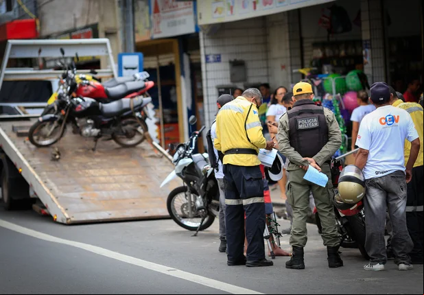 Strans recolhe veículos estacionados na Avenida Joaquim Nelson