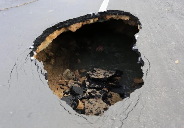 Cratera aberta em frente ao Shopping Riverside