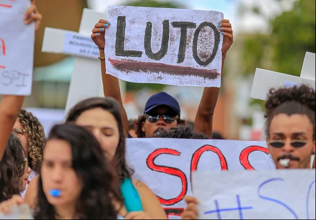 Manifestantes em frente a Assembleia Legislativa do Piauí