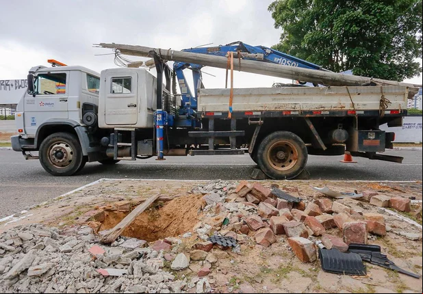 Motorista colide carro em poste na Avenida Raul Lopes