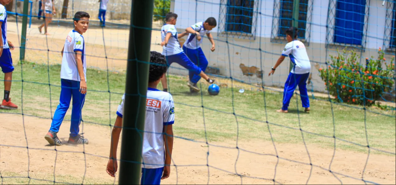 Garotos jogando bola