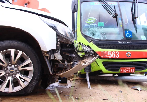Colisão entre ônibus e carro de eio na Avenida Kennedy