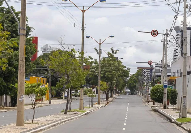 Pandemia de coronavírus faz avenidas de Teresina ficarem desertas