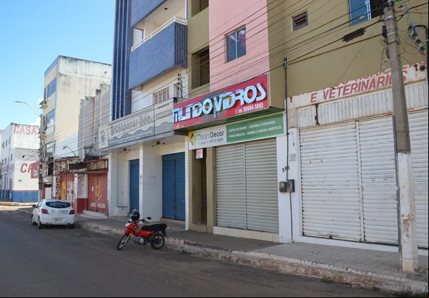 Comerciantes cumprem decreto e fecham as portas em Picos