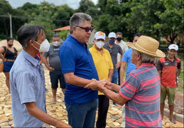 João Mádison e ex-vereador de Teresina visitam obras de calçamento