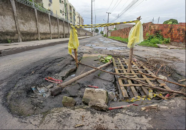 Moradores fazem manifestação cobrando cobertura de galeria na Tabuleta