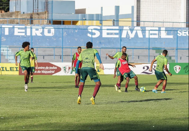 Treino do Fluminense-PI no estádio Lindolfo Monteiro em Teresina