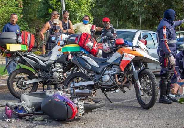 Colisão entre moto e carro deixa mulheres feridas na Avenida Kennedy