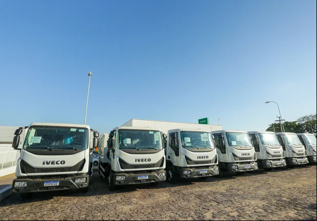 Entrega de caminhões compactadores de resíduos sólidos para o Piauí