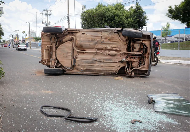 Colisão entre dois carros ocorre na avenida Kennedy