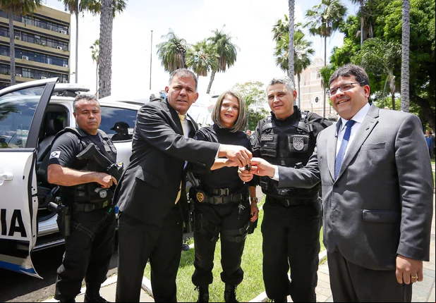 Governador entrega viaturas e realiza promoção de policiais penais