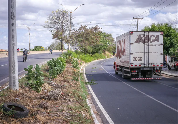 Motorista fica ferido após capotar carro na BR 316